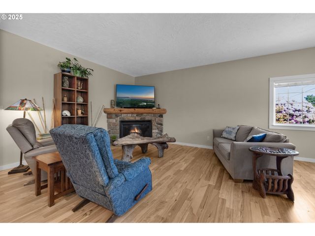 1164 Beach Dr, Seaside, OR 97138