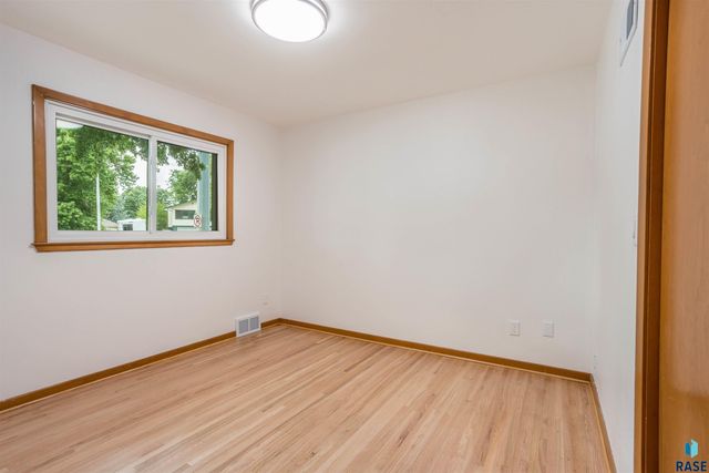 1916 S Kiwanis Ave, Sioux Falls, SD 57105