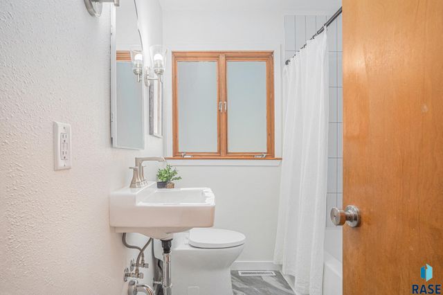 1916 S Kiwanis Ave, Sioux Falls, SD 57105