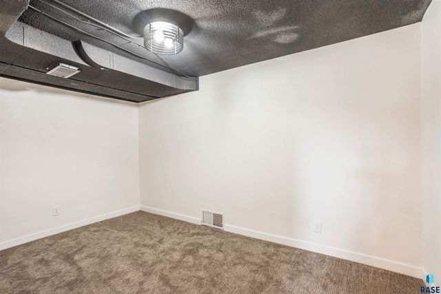 1916 S Kiwanis Ave, Sioux Falls, SD 57105