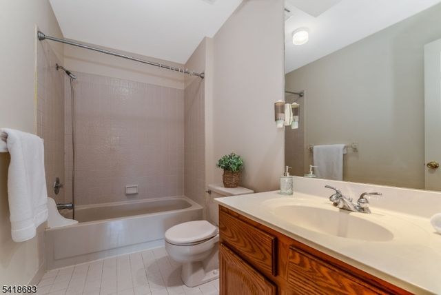 60 Phlox Ct, Readington Twp., NJ 08889