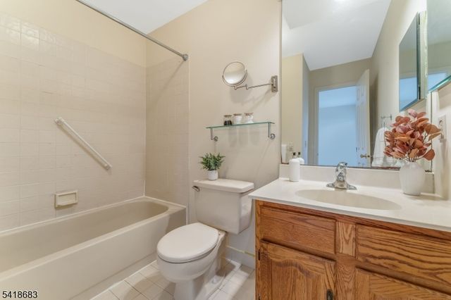 60 Phlox Ct, Readington Twp., NJ 08889