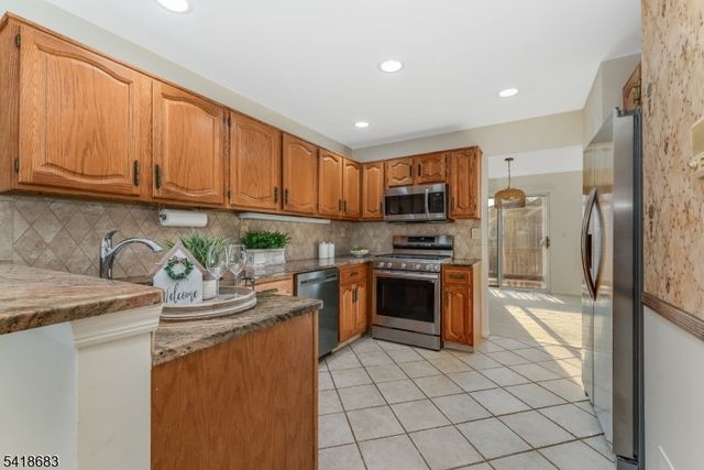60 Phlox Ct, Readington Twp., NJ 08889