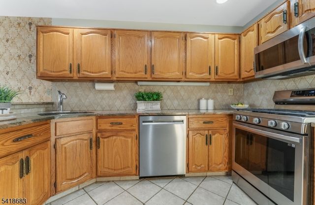 60 Phlox Ct, Readington Twp., NJ 08889