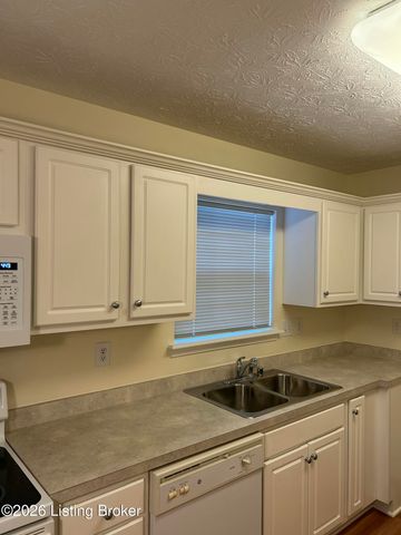 6821 Wynde Manor Dr, Louisville, KY 40228