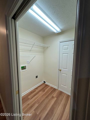 6821 Wynde Manor Dr, Louisville, KY 40228