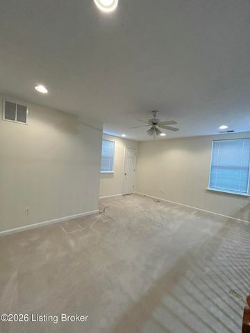 6821 Wynde Manor Dr, Louisville, KY 40228