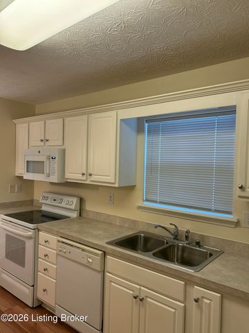 6821 Wynde Manor Dr, Louisville, KY 40228