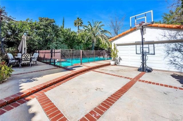 18423 Linnet, Tarzana, CA 91356