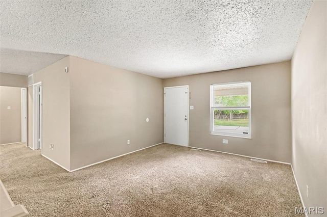 6720 Foxbend Court, Florissant, MO 63033