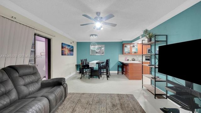 6 Spinning Wheel Ln, Tamarac, FL 33319