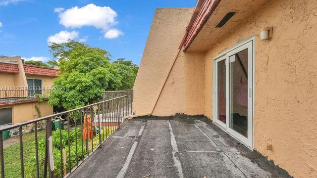 6 Spinning Wheel Ln, Tamarac, FL 33319