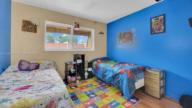 6 Spinning Wheel Ln, Tamarac, FL 33319