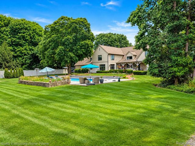 1395 Country Club Road, Bloomfield Charter Township, MI 48304