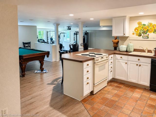 1395 Country Club Road, Bloomfield Charter Township, MI 48304