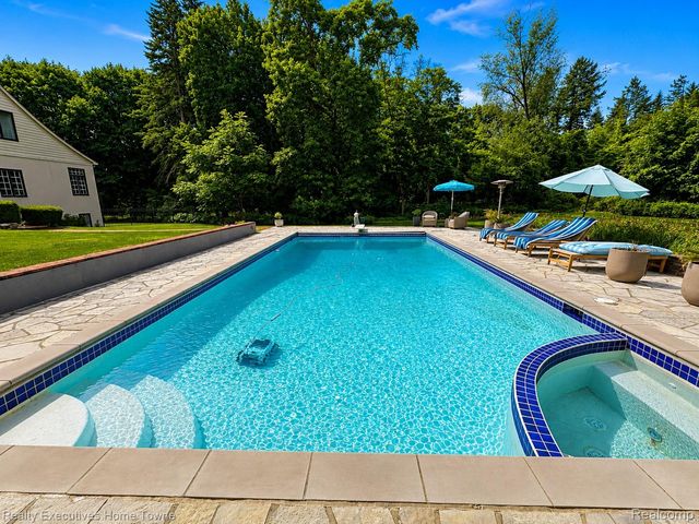 1395 Country Club Road, Bloomfield Charter Township, MI 48304