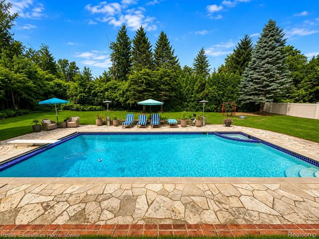 1395 Country Club Road, Bloomfield Charter Township, MI 48304