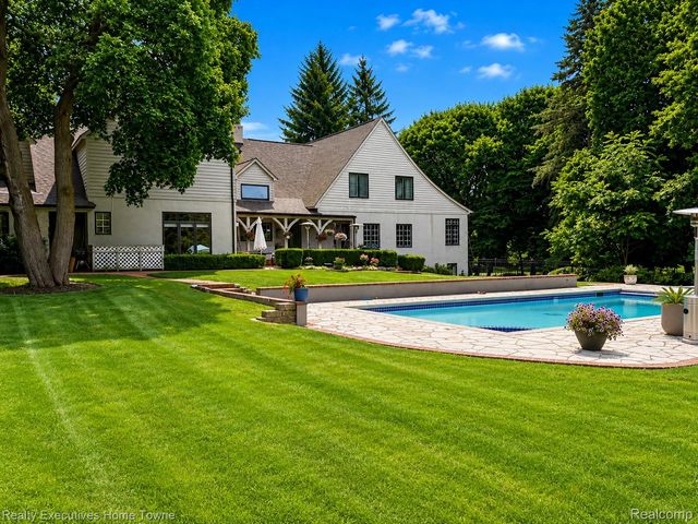 1395 Country Club Road, Bloomfield Charter Township, MI 48304