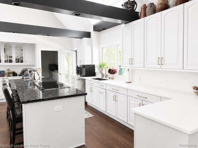 1395 Country Club Road, Bloomfield Charter Township, MI 48304
