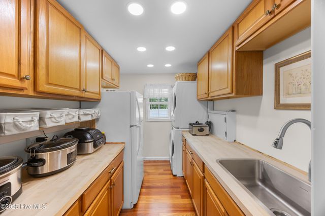 1988 W Lake Shore Drive, Wilmington, NC 28401