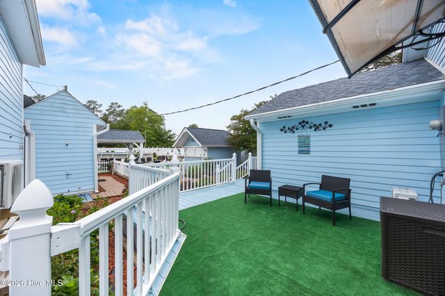 1988 W Lake Shore Drive, Wilmington, NC 28401