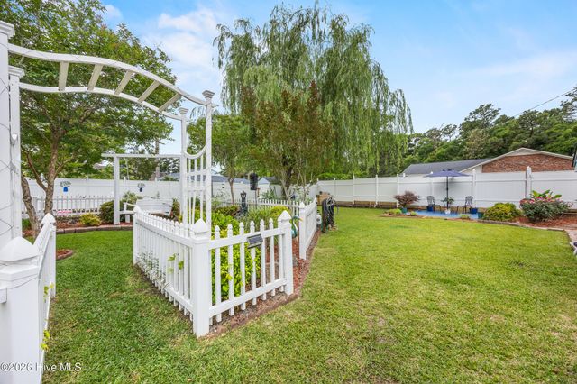 1988 W Lake Shore Drive, Wilmington, NC 28401