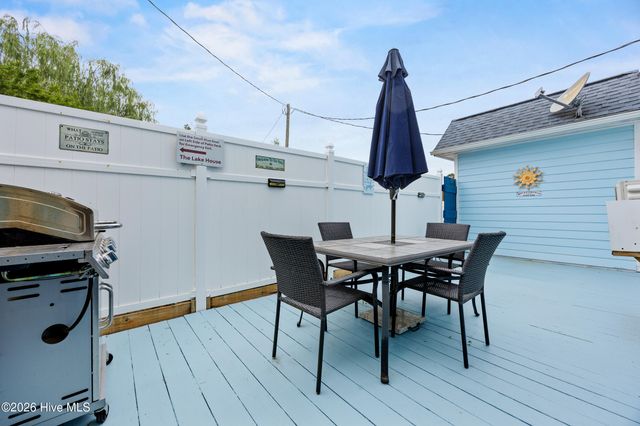 1988 W Lake Shore Drive, Wilmington, NC 28401
