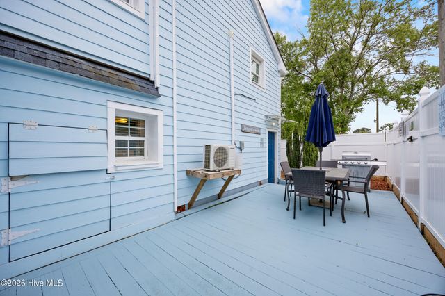 1988 W Lake Shore Drive, Wilmington, NC 28401