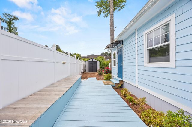 1988 W Lake Shore Drive, Wilmington, NC 28401