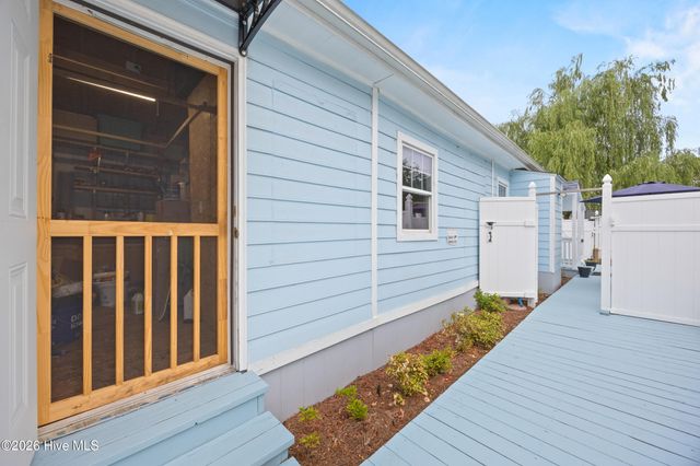 1988 W Lake Shore Drive, Wilmington, NC 28401