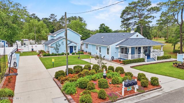 1988 W Lake Shore Drive, Wilmington, NC 28401