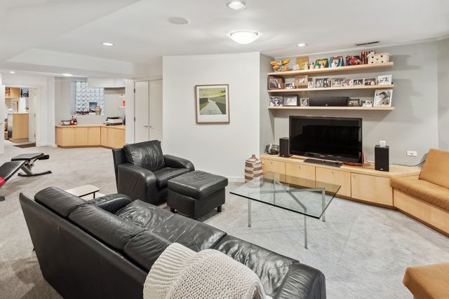 168 W Eugenie Street, Chicago, IL 60614