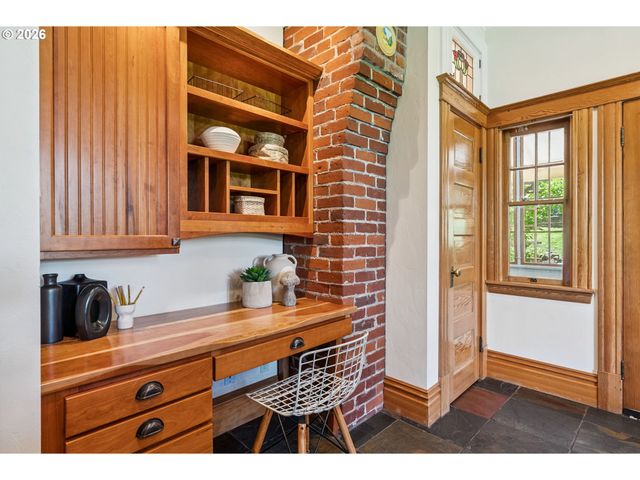 811 OAK St, Hood River, OR 97031