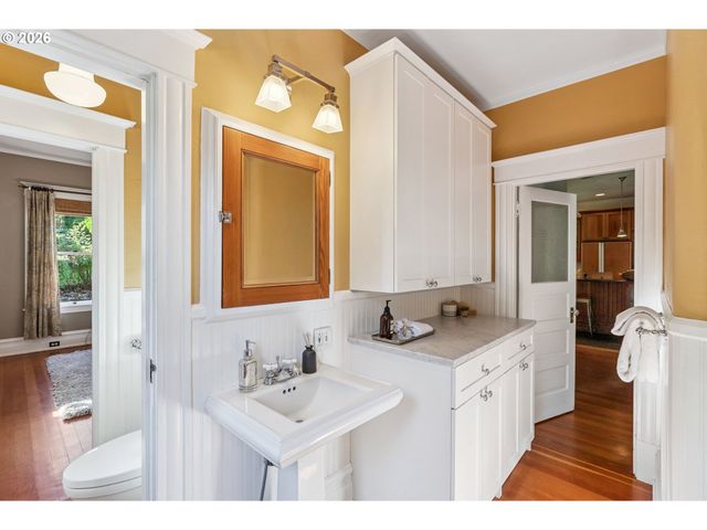 811 OAK St, Hood River, OR 97031