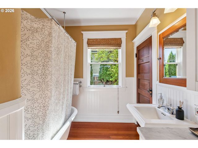 811 OAK St, Hood River, OR 97031