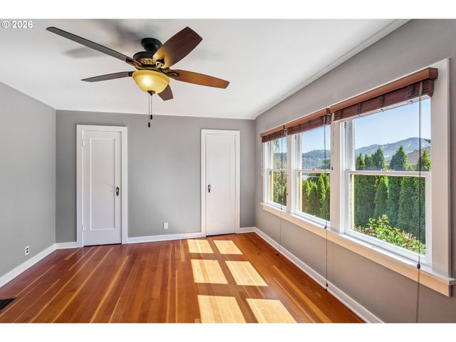 811 OAK St, Hood River, OR 97031