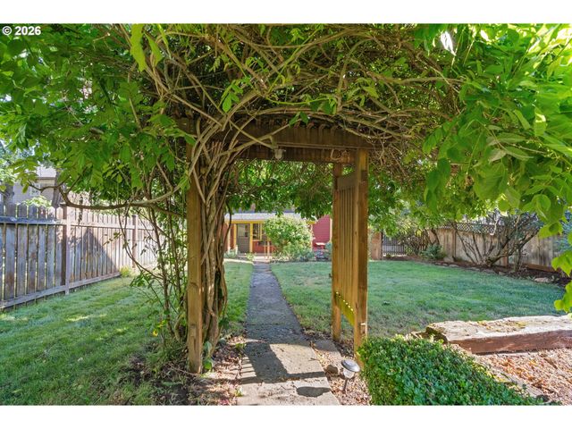 811 OAK St, Hood River, OR 97031