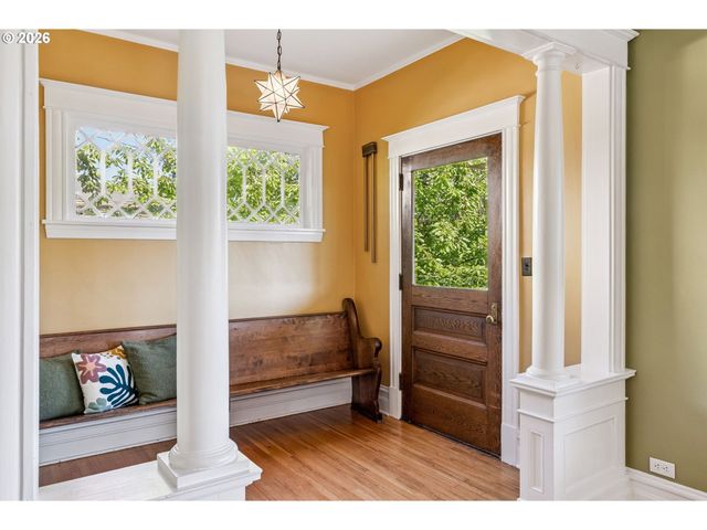 811 OAK St, Hood River, OR 97031