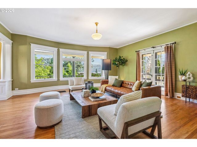 811 OAK St, Hood River, OR 97031