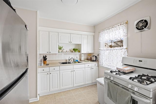 282 Caryl Drive, Lawrence, NY 11559