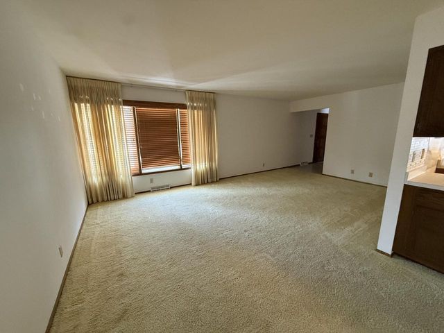 10872 N San Marino DRIVE, Mequon, WI 53092