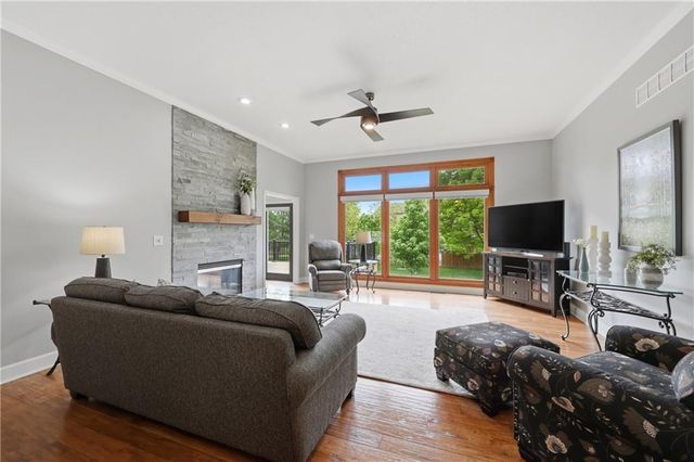 2905 SW Shrout Creek Drive, Blue Springs, MO 64015
