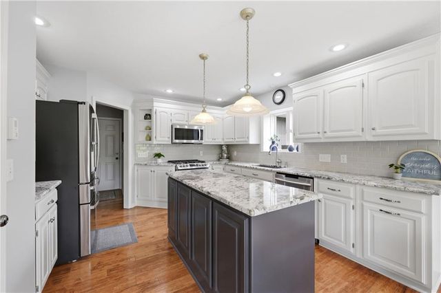 2905 SW Shrout Creek Drive, Blue Springs, MO 64015