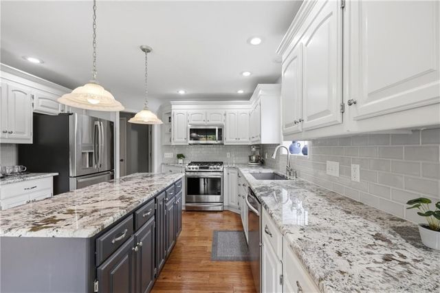 2905 SW Shrout Creek Drive, Blue Springs, MO 64015