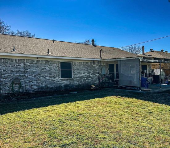 1324 N Creek Drive, Saginaw, TX 76179