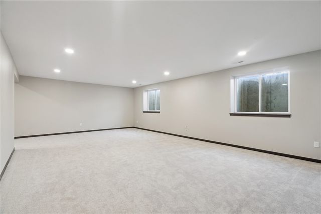 718 Pointer Circle, Center Point, IA 52213