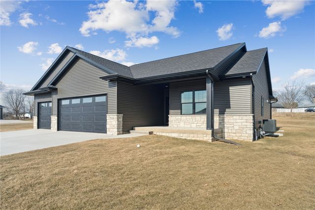 718 Pointer Circle, Center Point, IA 52213