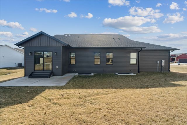 718 Pointer Circle, Center Point, IA 52213