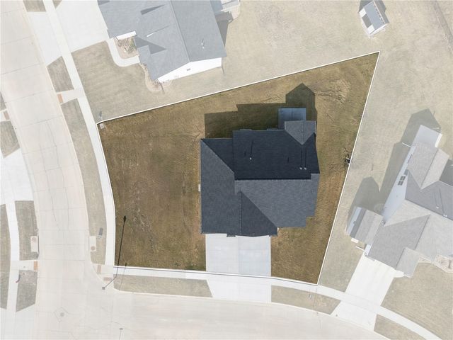 718 Pointer Circle, Center Point, IA 52213