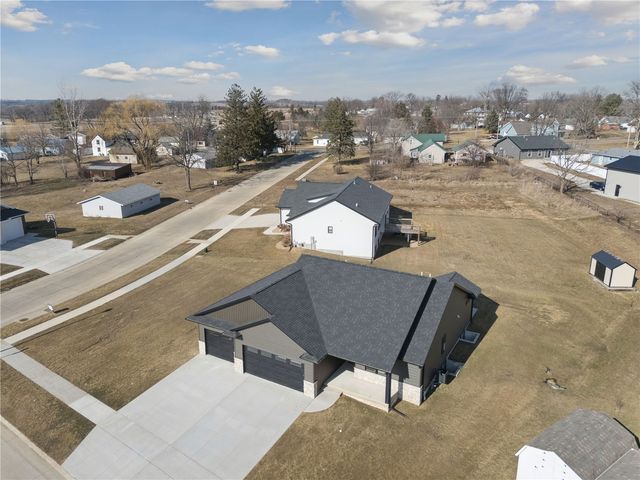 718 Pointer Circle, Center Point, IA 52213